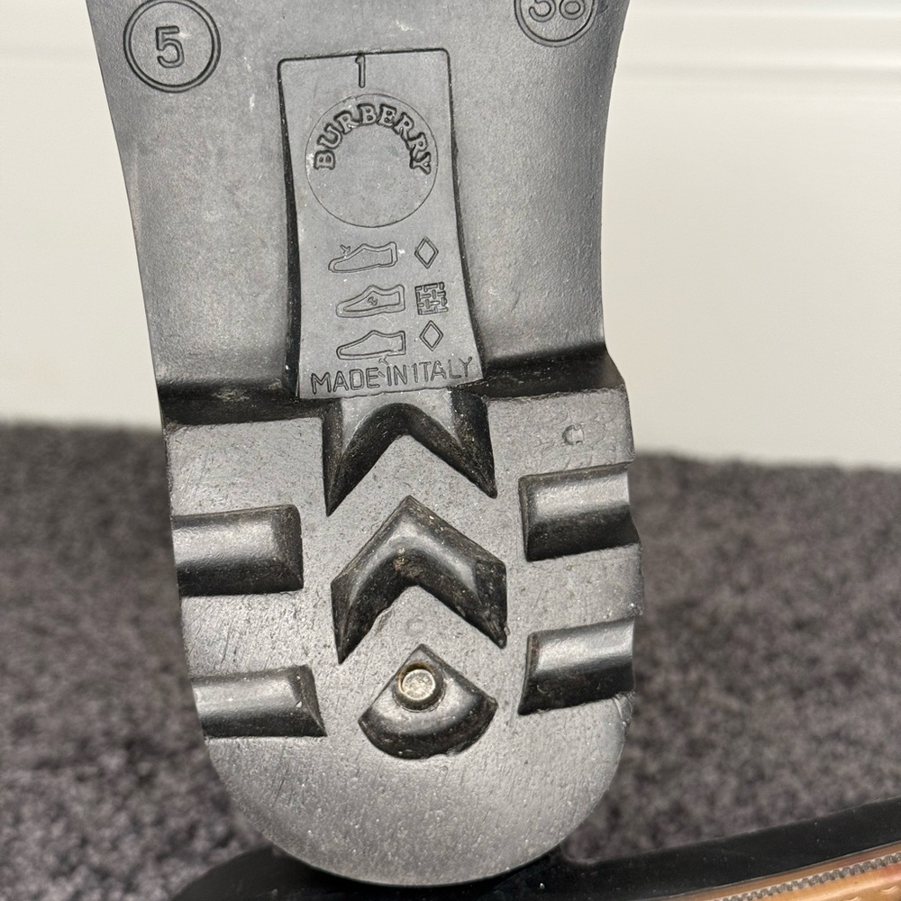 Burberry rain boots, worn twice. These are in great condition, size 38 (7.5) - Picture 5 of 5